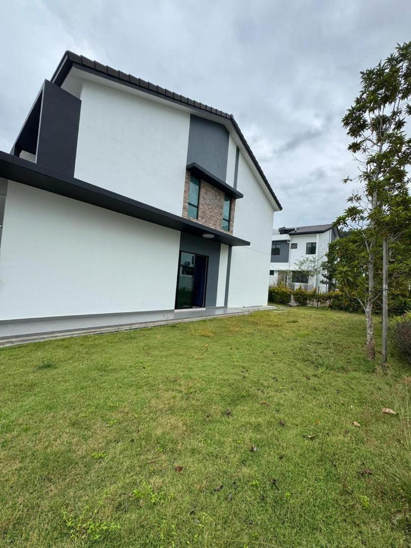 Rumah percutian Rimbun Kiara 2 10pax 2 Mins To Highway
