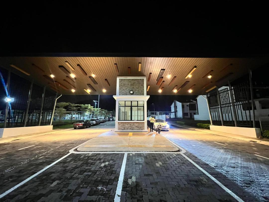 Rumah percutian Rimbun Kiara 2 10pax 2 Mins To Highway Seremban