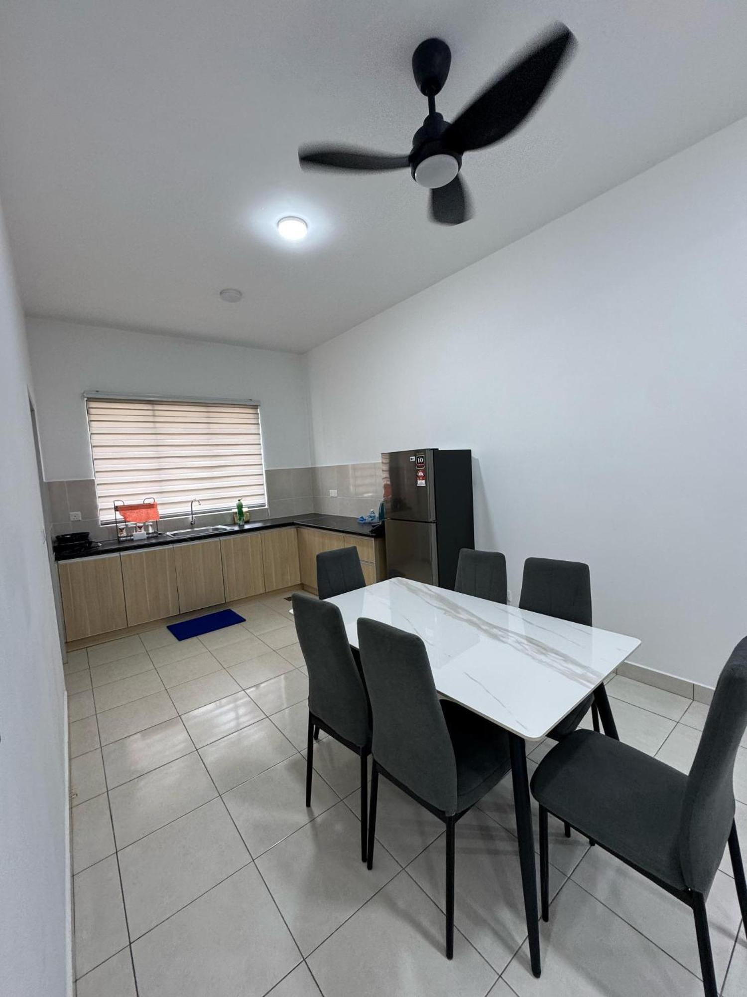 Rumah percutian Rimbun Kiara 2 10pax 2 Mins To Highway *